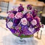 Centro mesa boda con flores lila