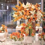Centro mesa boda con flores naranja y blancas