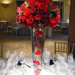 Centro mesa boda con flores rojas