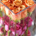 Centro mesa boda con rosas naranjas y rosas