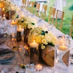 Centro mesa boda con flores y troncos