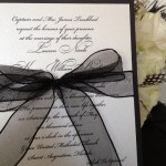 Invitación de boda elegante con lazo negro