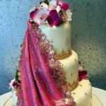 Tarta boda con flores lilas y violetas