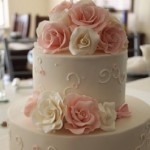 Tarta boda con flores rosas y blancas
